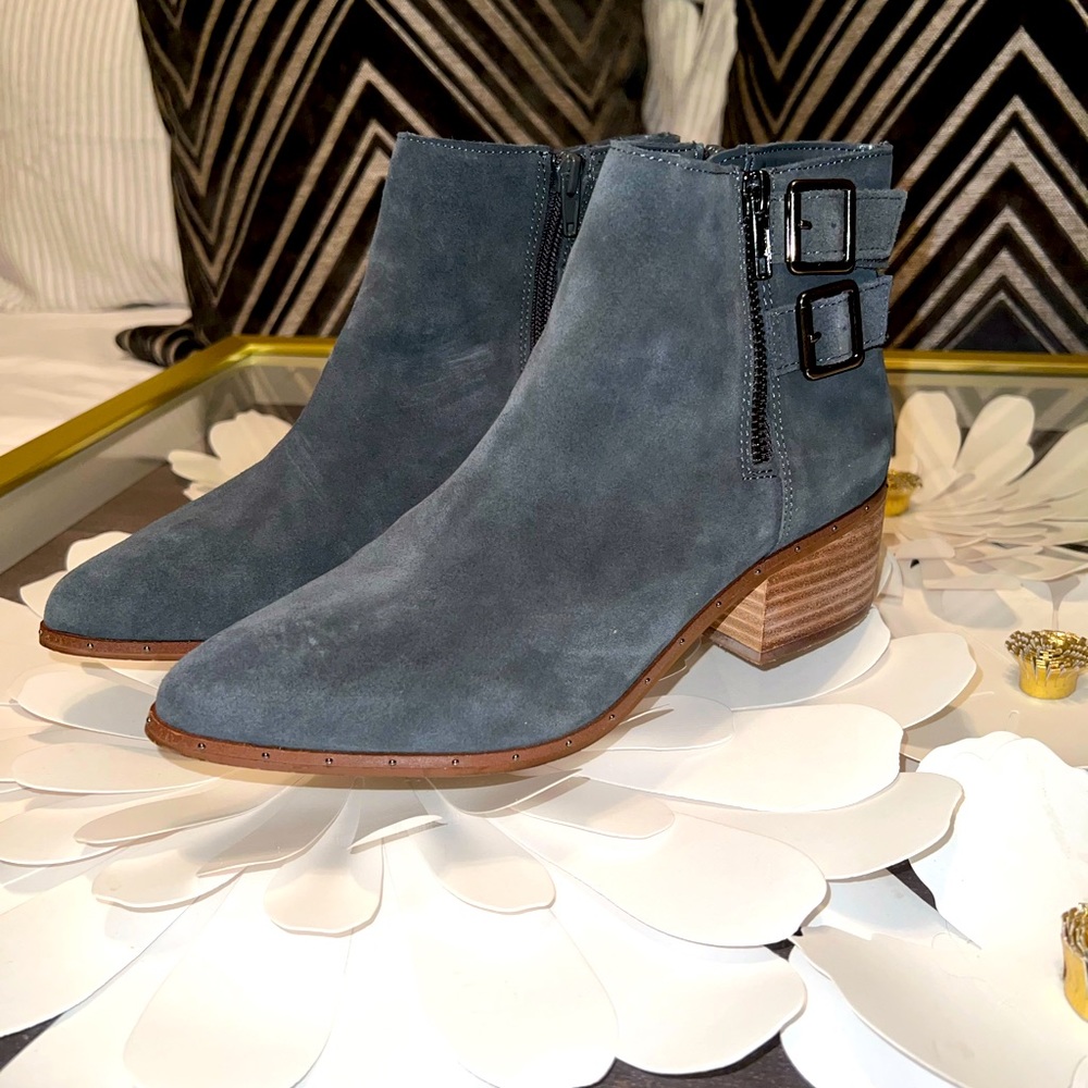 BLEECKER & BOND: Georgia - Gray Suede Ankle boots - Size 8.5.
